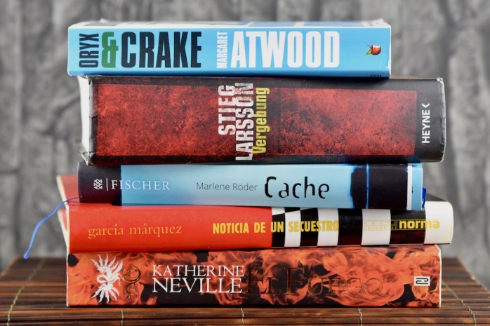 Bücherstapel vor dunklem Hintergrund