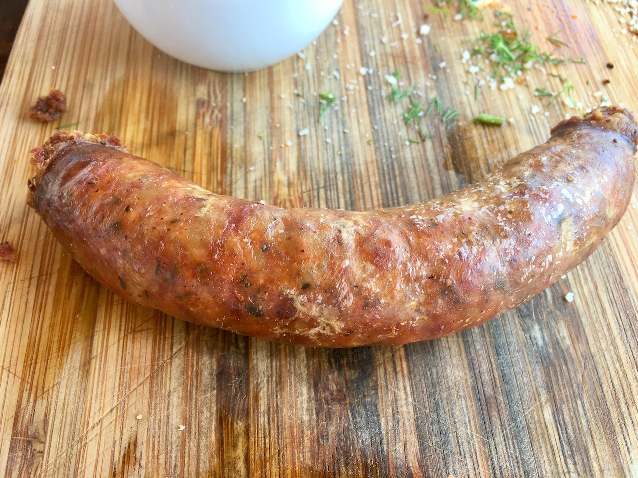 Bratwurst auf Holzbrett